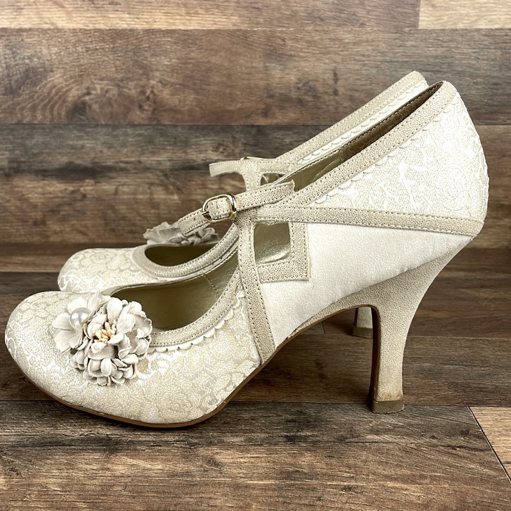 Ruby Shoo Yasmin Mary Jane Pumps 9. Wedding shoes. Flower. Champagne. Pre-worn.